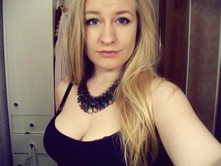 Nadia25 - Oralsex, Sexspielzeug, Wachs-Spiele, Schlucken