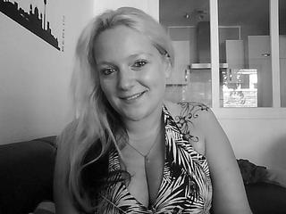 Julia - Dominant, Sexspielzeug, Voyeurismus, Muschi fingern, Rollenspiele